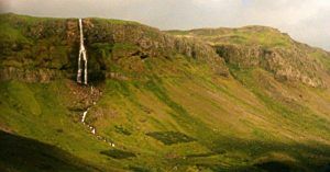 Cascada del Parque Nacional Snaefells Snæfellsjökull. Vesturland, Islandia.