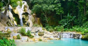 Cascadas y Piscinas Naturales de las Cataratas de Kuang Si. Laos.