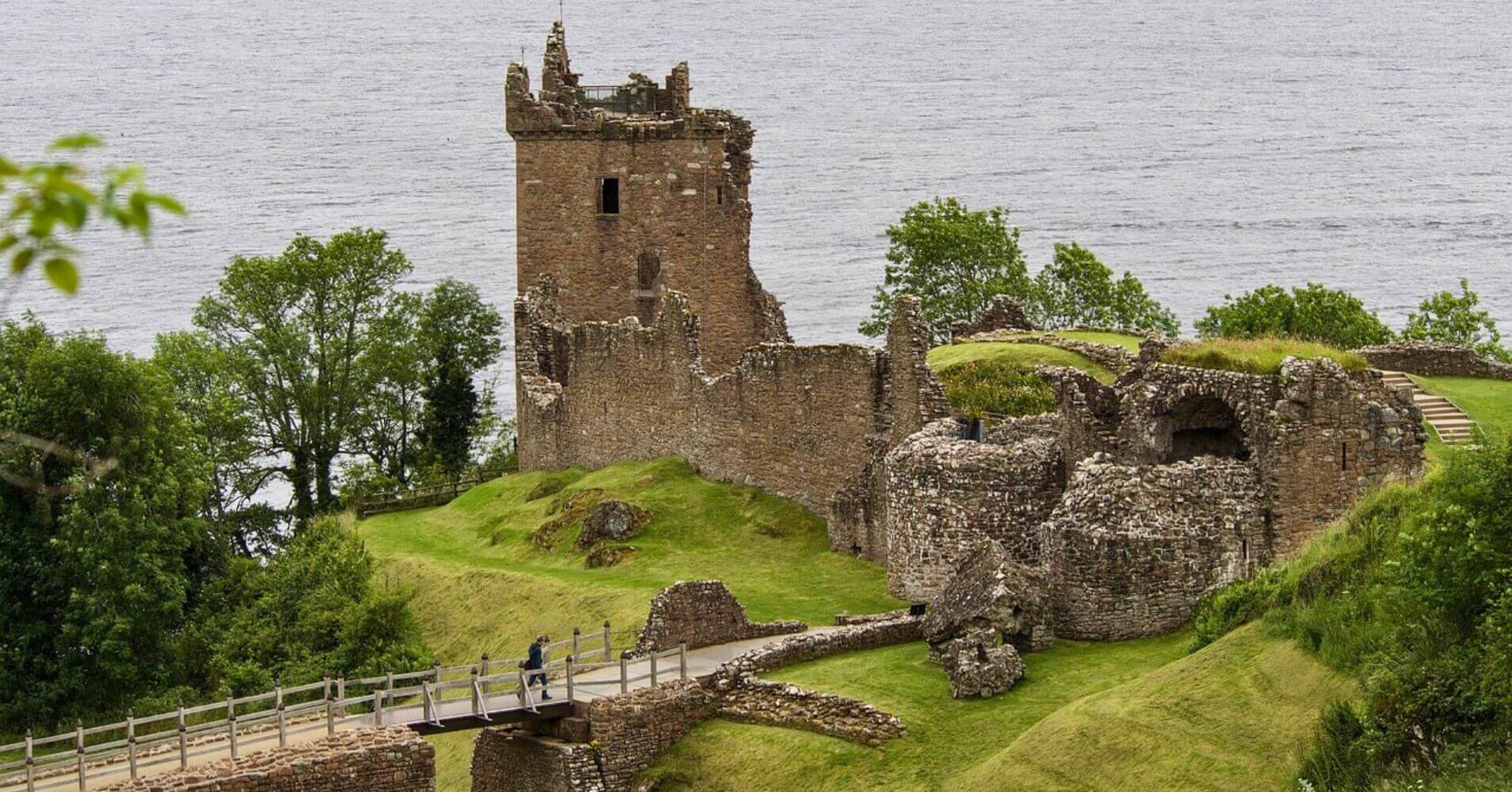 Castillo de Urquhart a orillas del Lago Ness. Escocia, Reino Unido. Castillo de Urquhart a orillas del Lago Ness. Escocia, Reino Unido.