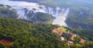 Cataratas de Iguazú y Hotel del Parque Nacional.
