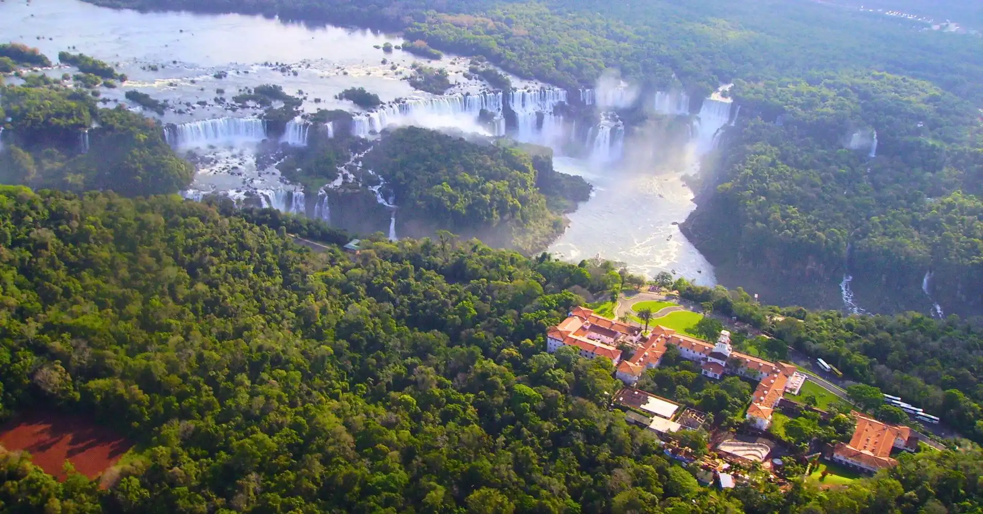 Cataratas de Iguazú y Hotel del Parque Nacional.