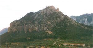 Cerro de la Ermita visto desde Horta de San Juan a su pie el Convento del Salvador.