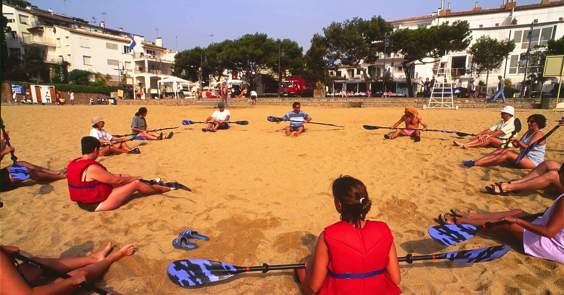 Clase teórica del manejo del Kayak. Playa de Tamariu, Costa Brava. Gerona.