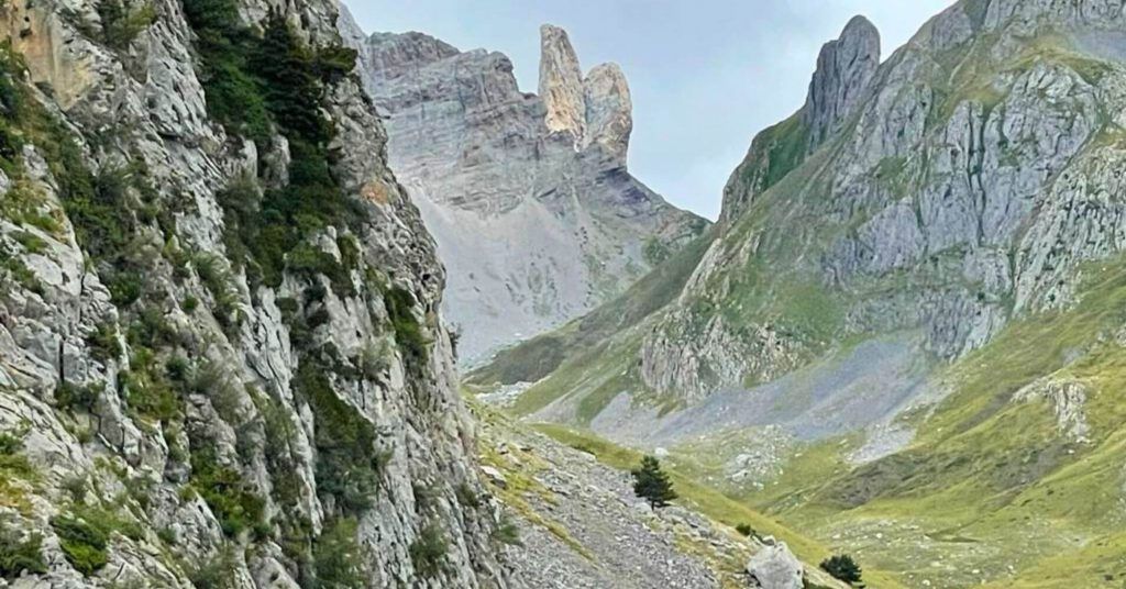 Collado y Agujas. Senda Camille, Cordillera de los Pirineos.