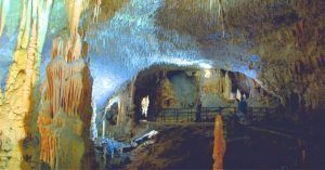 Columnas y Estalactitas en La Cueva de Postjotna. Eslovenia.