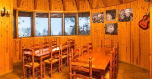 Comedor del Refugio del Fornet. Valle de Bonabe, Parque Natural Alto Pirineu. Alos de Isil, Lérida. Cataluña.