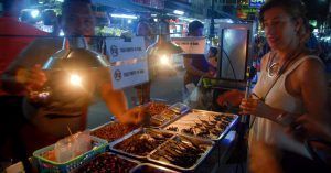 Comida Callejera. Calle Khao San Road. Bangkok, Tailandia.