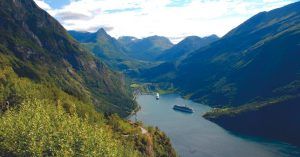 Cruceros en el Fiordo de Geiranger desde la Carretera del Águila. Eagle Road. Geiranger, Noruega.