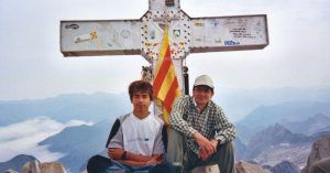Cruz de la Cumbre del Pico Aneto con los dos montañeros del grupo que hicieron cima. Benasque, Huesca. Aragón.