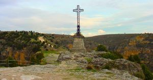 Cruz en la Ermita de San Frutos. Parque Natural Hoces del Río Duratón. Sepúlveda, Segovia. Castilla y León.