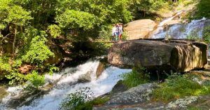 Cruzando el Puente Colgante de la Cascate dell´Acquafraggia. Borgonolo, Lombardía. Italia.