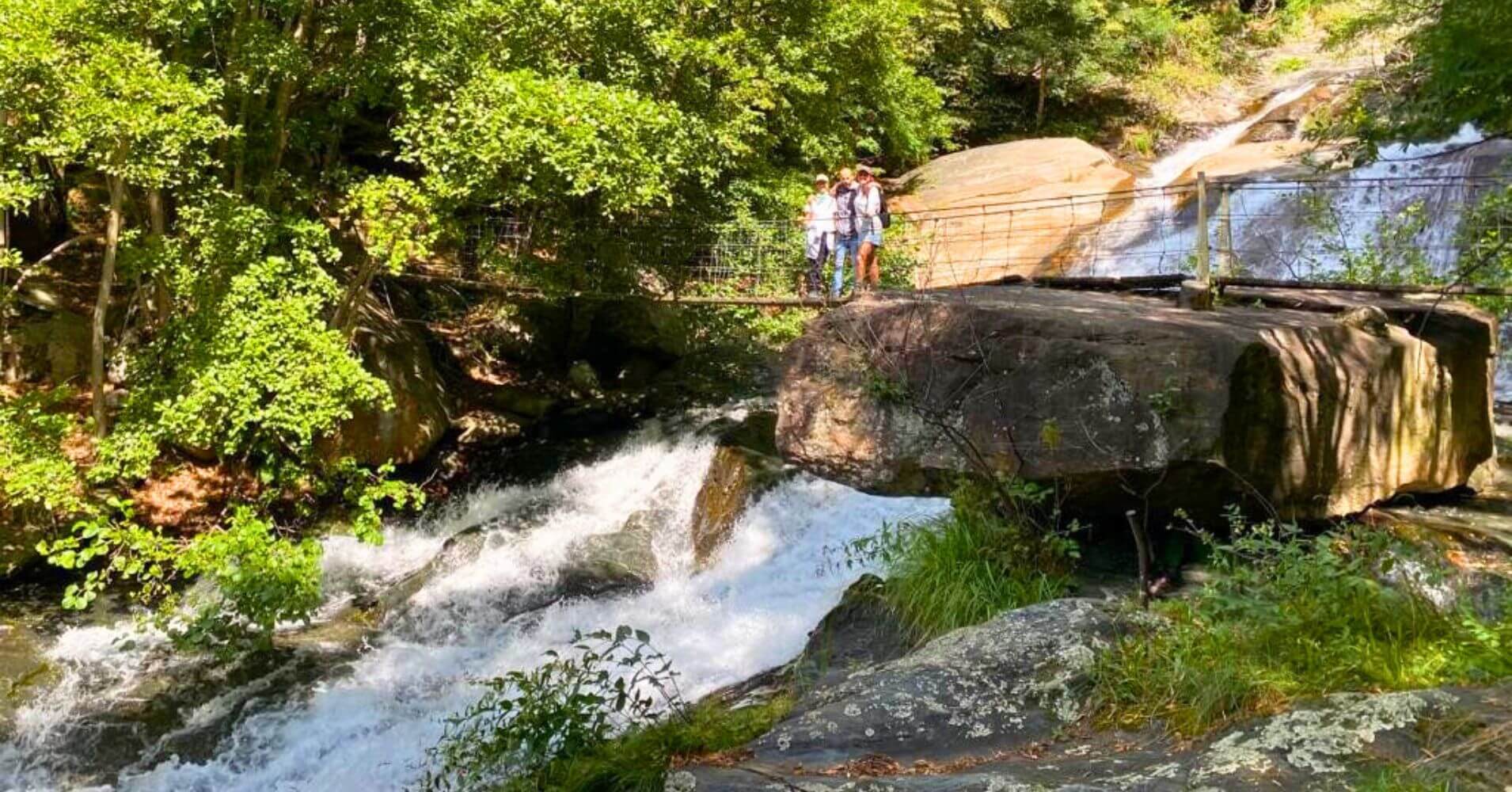 Cruzando el Puente Colgante de la Cascate dell´Acquafraggia. Borgonuovo, Lombardía. Italia.