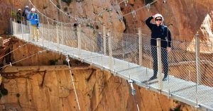 Cruzando el Puente Colgante del Caminito del Rey. Ardales & Alora. Málaga. Andalucía.