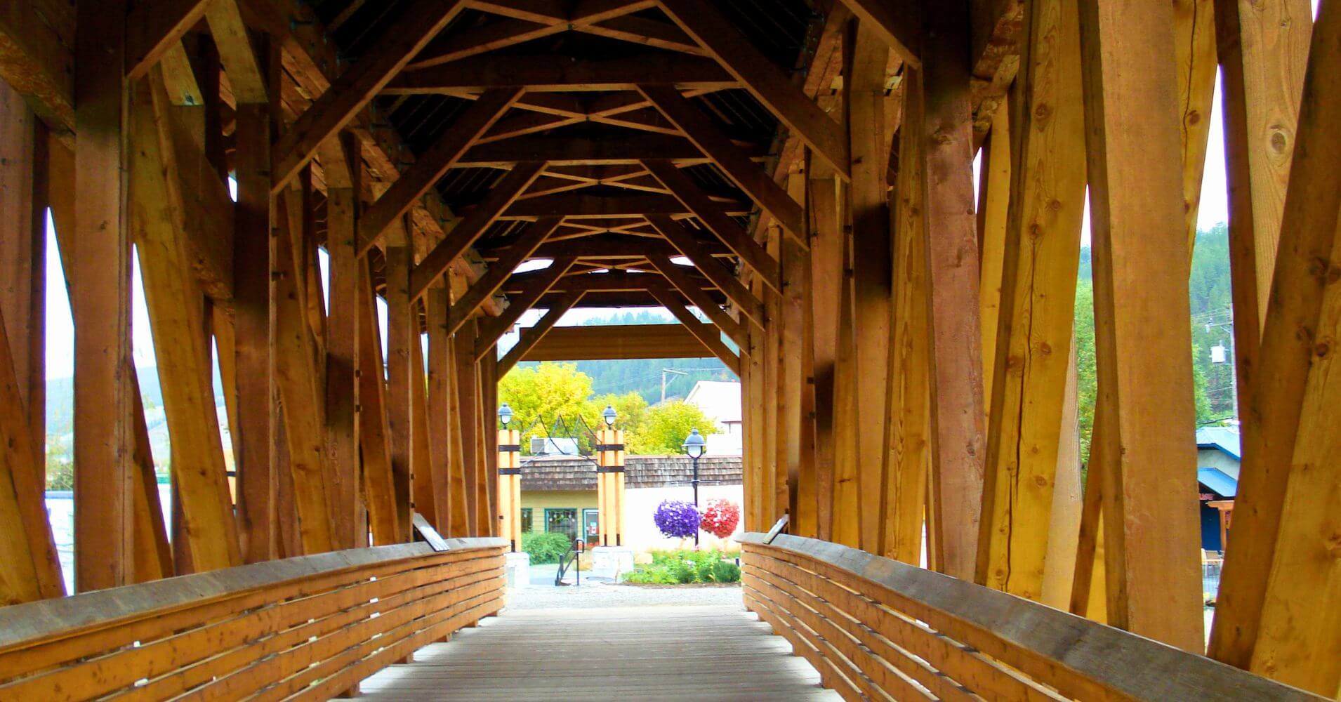 Cruzando Kicking Horse Pedestrian Bridge. Parque Nacional Kootenay. Columbia Británica, Canadá.