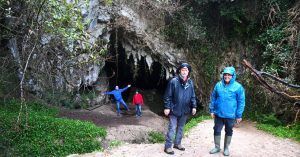 Cueva de las Raíces. Ruta Playa y Cueva de Cobijeru. Buelna, Asturias.