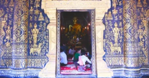 Culto en los Templos Budistas de Luang Prabang. Laos.