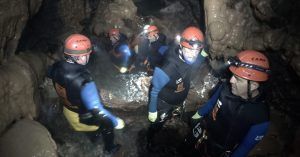 Travesía del Curso de Aguas. Cueva de Valporquero. Valporquero de Torio. León. Castilla y León. España.
