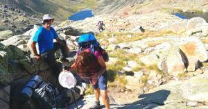 Descanso en la trepada hacia La Azagaya. Laguna Cuadrada y Laguna del Barco. Sierra de Gredos. Ávila.