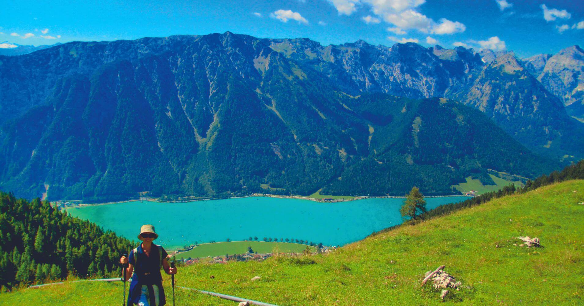 Descenso al Lago. Montañas Rofan, Tirol, Maurach. Austria.