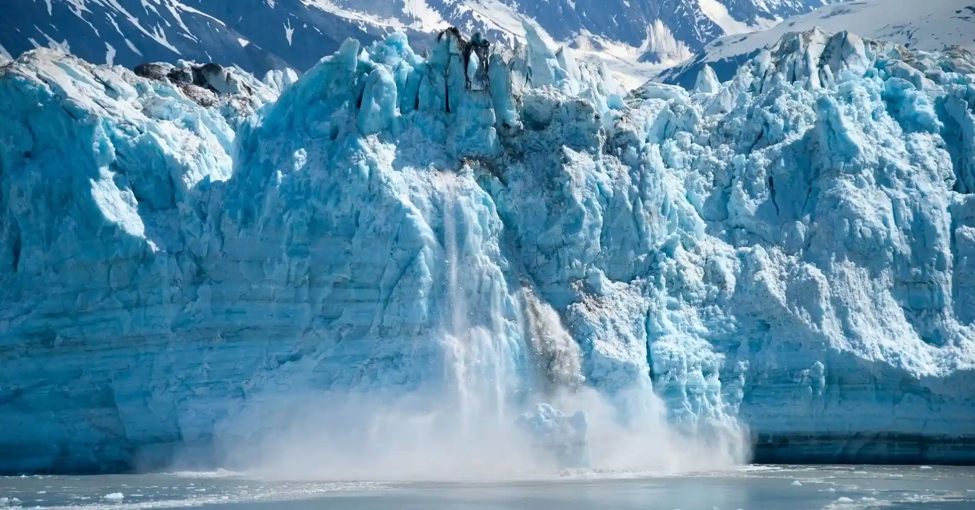 Desprendimientos de Hielo en La Bahía de Los Glaciares. Alaska, Estados Unidos.