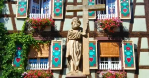 Detalle de Estatua de Kayserberg en Alsacia.