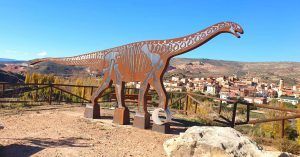 Dinosaurio y Panorámica de Riodeva. Teruel, Aragón.