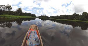 Ebogo Navegando por el Río Nyong. Camerún.