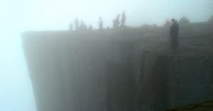 El Preikestolen. El Púlpito entre la niebla. Noruega.