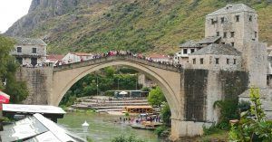 El Puente Viejo de Mostar en Bosnia y Hercegovina.