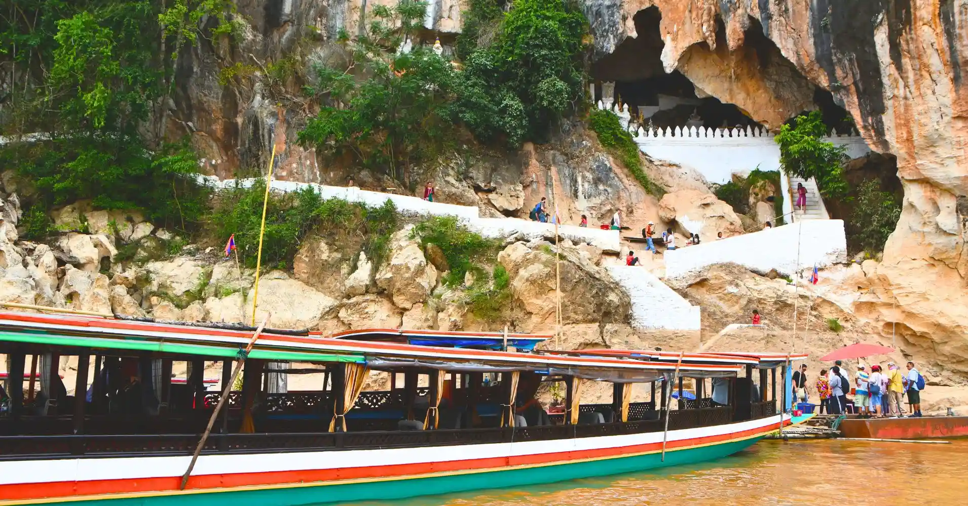 Embarcadero Río Mekong. Cuevas Pak Ou.