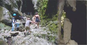 Entrada a la Cueva de Gorges de Kakoueta. Sainte-Engrâce. Pirineos Atlánticos. Nueva Aquitania. Francia.