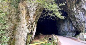 Entrada de la Cuevona de Cuevas. Escapada a Asturias.