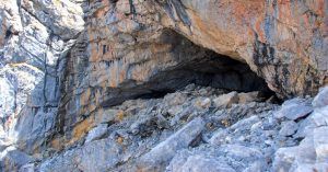 Entrada de la Gruta Helada de Casteret. Parque Nacional de Ordesa. Huesca, Aragón.