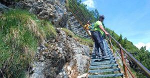 Escaleras del Camino Equipado del Lago di Sorapis. Cortina d' Ampezzo. Belluno, Véneto. Italia.