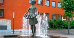 Escultura de Nina Due, La Niña de las Rosas. Molde, Noruega.