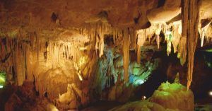 Estalactitas de las Cuevas. Nueva Aquitania y Occitania. Pirineos Atlánticos y Altos Pirineos. Francia.
