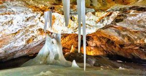 Estalactitas y Estalagmitas en la Cueva de Hielo Dobšinská. Parque Nacional Paraíso Eslovaco.