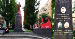 Estatua de Lenin y detalle del Cementerio Lychakivskiy. Ucrania.