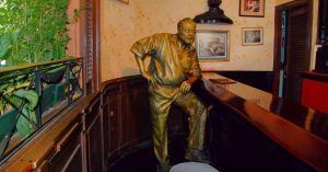 Estatua de Ernest Hemingway en La Floridita. La Habana. Cuba.