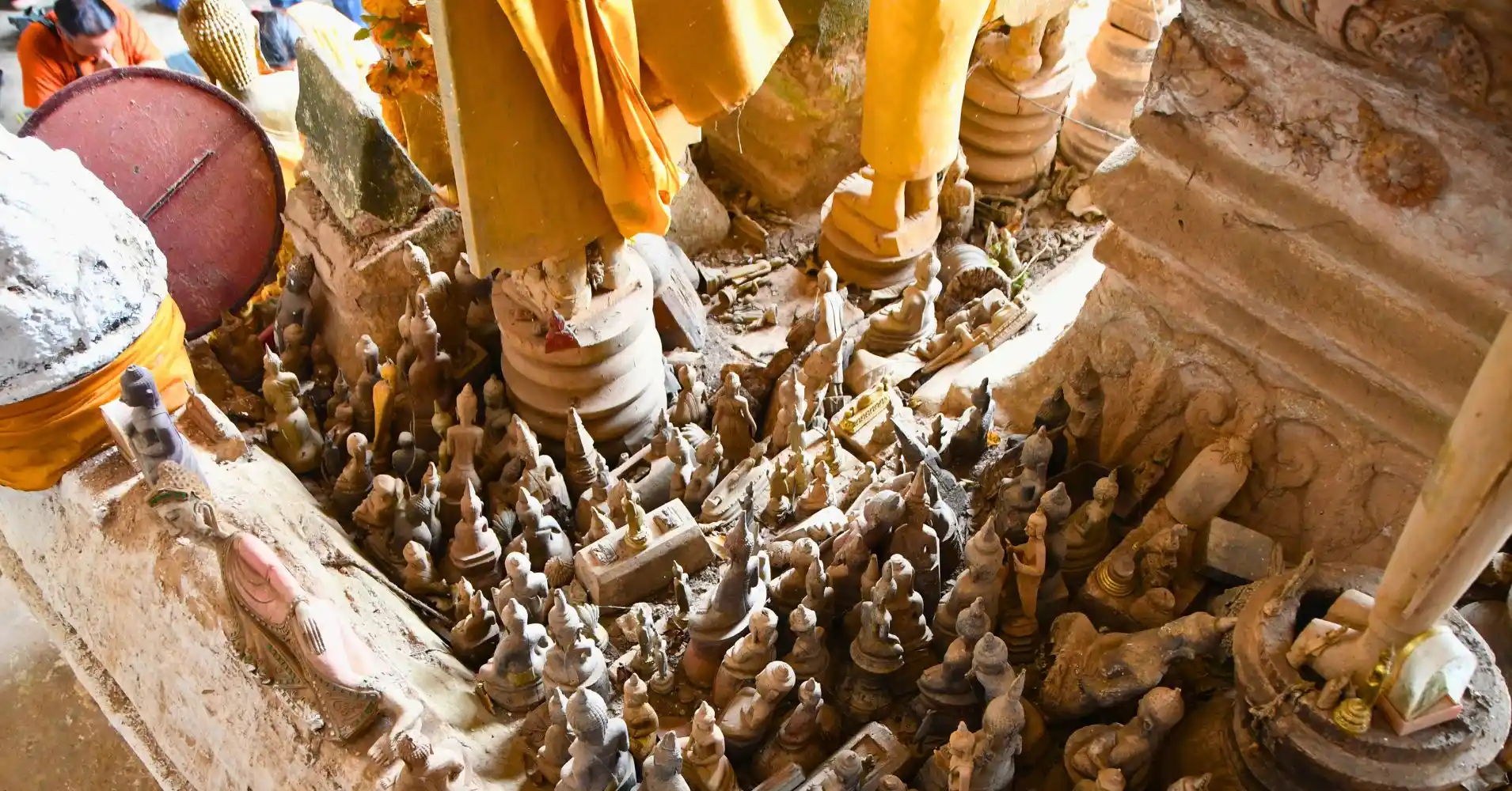 Estatuas de Buda de distintos tamaños en Cuevas de Pak Ou.