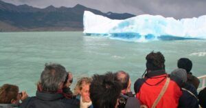 Excursión en Barco. Iceberg del Parque Nacional de los Glaciares. Santa Cruz, Argentina.