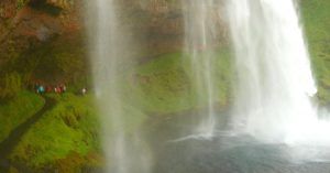 Explorando la Cascada Seljanlandsföss. Road Trip por Islandia.