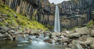 Explorando la Cascada Svartifoss. Road Trip por Islandia.