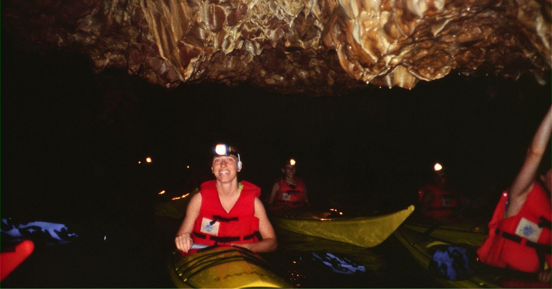 Explorando la Cueva d’ en Gispert en Kayak. Tamariu, Costa Brava. Gerona.