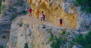 Familia Recorriendo el Congost de Mont-Rebei. Lérida, Cataluña.