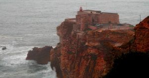 Faro de Nazaré el Sitio de las Olas Gigantes. Portugal.