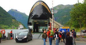 Ferry en Fiordo de Geiranger, Noruega.
