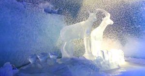 Figuras en el Palacio de Hielo del Glaciar del Monte Cervino. Zermatt. Suiza.