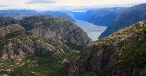 Fiordo de Lyse. Lysefjord en el Trekking del Preikestolen. El Púlpito. Noruega.