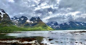 Fiordos y Montañas Nevadas de Islas Lofoten y de Islas Vesterålen. Noruega.
